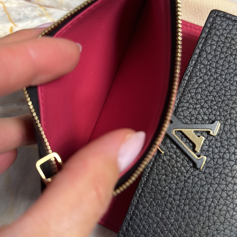 Louis Vuitton
Capucines Compact Wallet - Picture 9 of 10